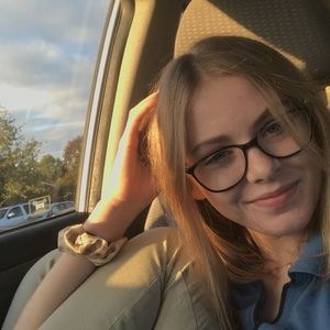 Meet your Posher, Caitlin